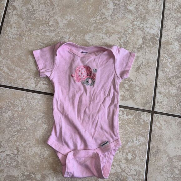 488. Gerber pink onesie size 0-3 months - Picture 1 of 3